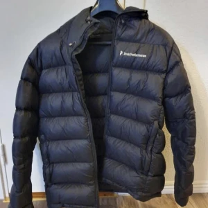 Peak Performance vinterjacka - Säljer nu min Peak Performance vinterjacka. Använd 2 vintrar sen har den bara stått. Har ett pyttelitet hål i fram som man inte märker. Den behöver en tvätt sen är den så gott som ny.
