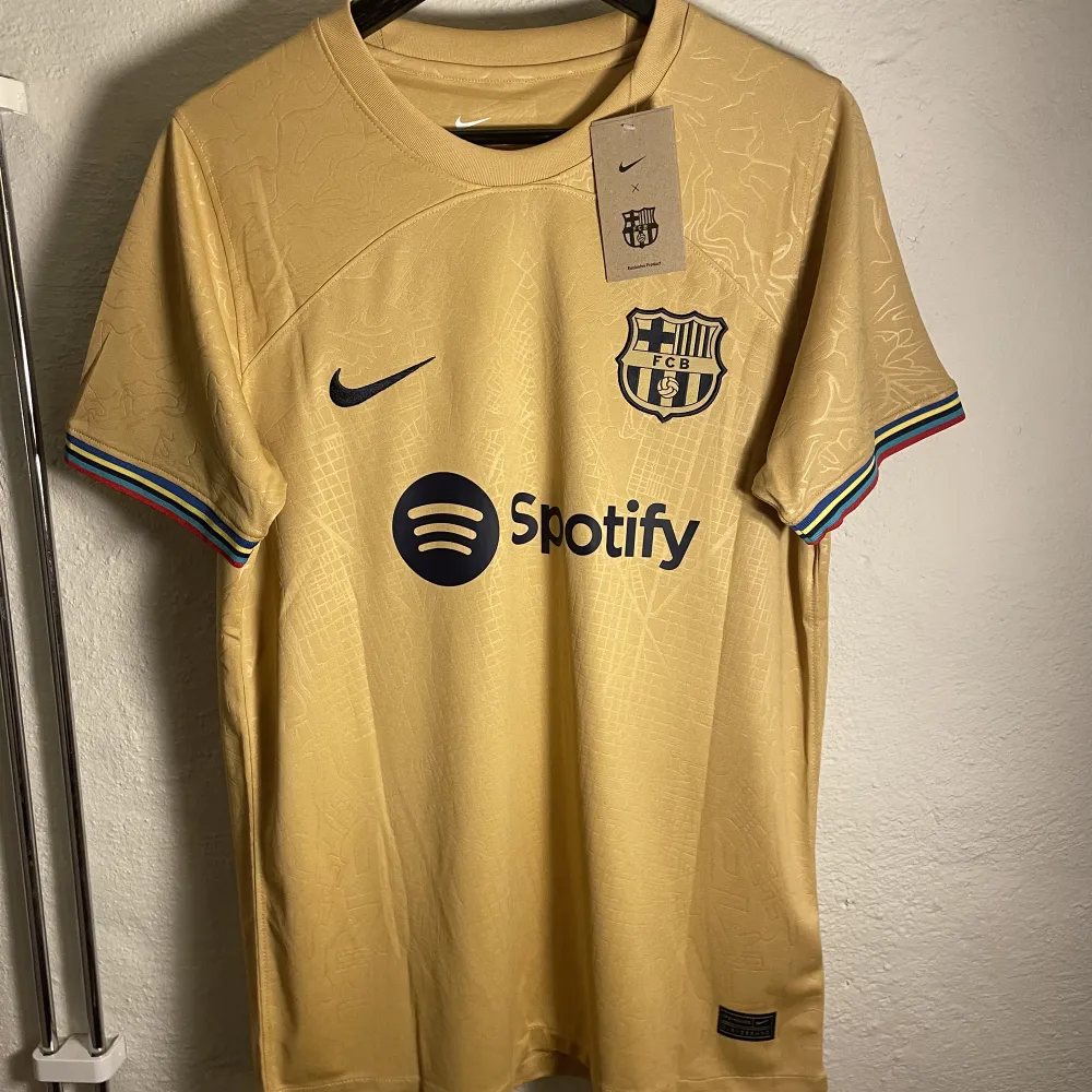 Sprillans ny Barcelonatröja med Sergio #5 på ryggen. Replika. T-shirts.