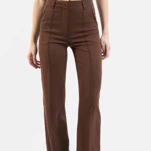 Bruna kostymbyxor  - Bruna kostymbyxor från madlady. Storlek xs alltså 34. Mått finns att skicka. Bra skick, inga defekter. Köpare står för frakt. Skriv privat vid intresse💕