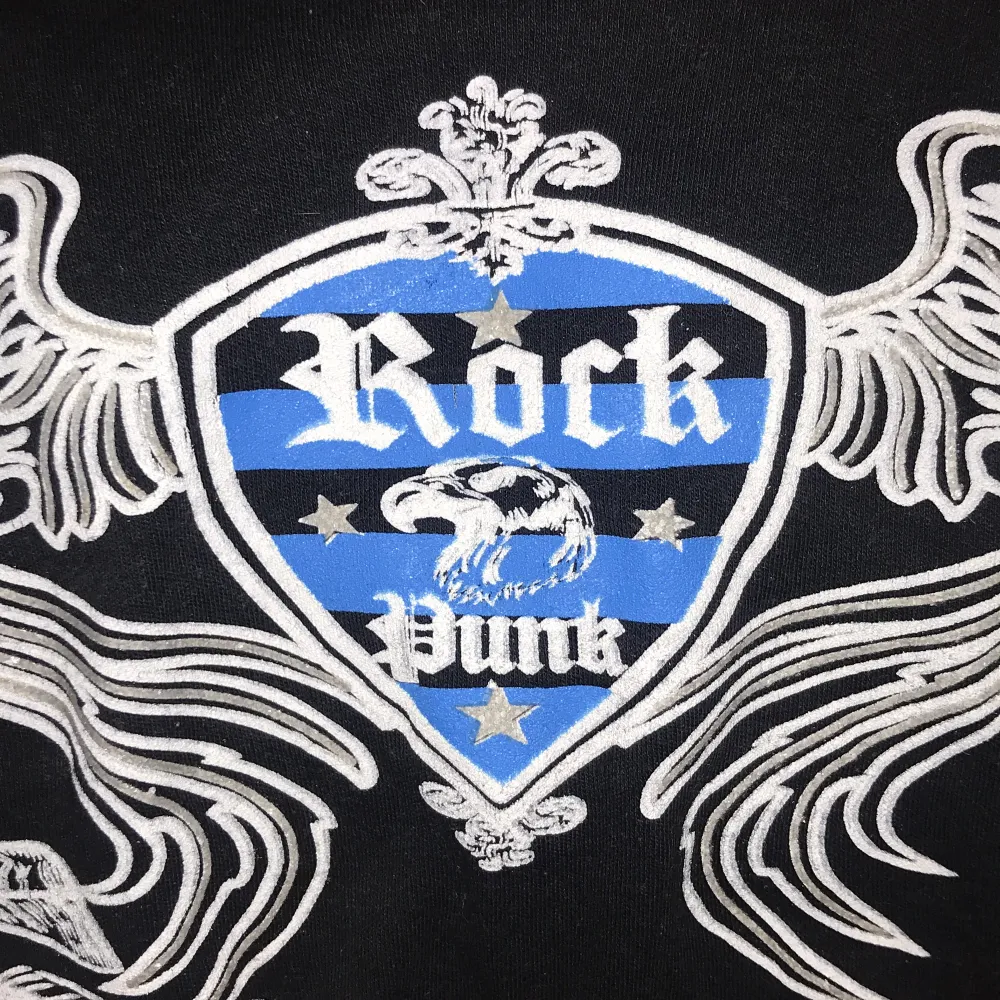 Svart rock t-shirt. Rosor och vingar . T-shirts.