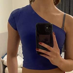 Blå jättefin off shoulder tröja från Gina som inte längre används☺️ storlek XS