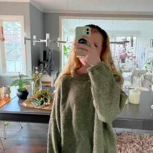 Stickad Tröja - Jättefin grön stickad tröja i L men passar S/M,   Köparen står för frakten!💓