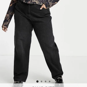 oanvända jeans - Helt oanvända jeans säljes då paketet ej skickades tillbaka i tid. (Finns även fler oanvända kläder på min sida) Kläderna ligger även ute på fler sidor, pris kan diskuteras :)