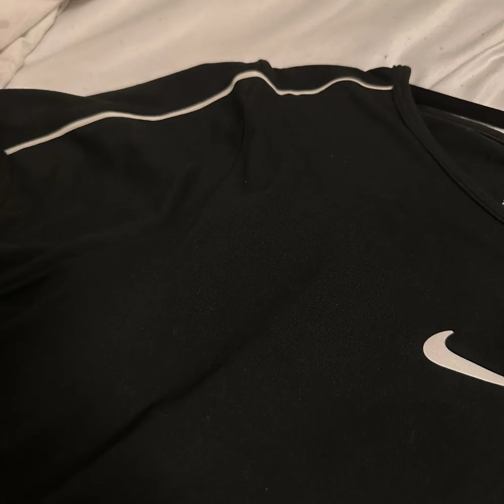 Skriv innan köp! Nike t-shirt i bra skickt. Knappt använd! Materialet är polyester och väldigt skön!. T-shirts.