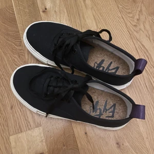 Eytys skor - Eytys skor storlek 36. Sparsamt använda så i jättefint skick. Kartongen medföljer. Kan skickas spårbart mot förskottsbetalning och porto.