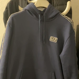 Ea7 - Storelk M. Väldigt ny och fräsch. Inga skador. Säljer billigt. Hör bara av er om ni har fler frågor!