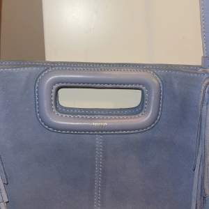 Säljer denna fina ljusblå maje väska för att jag inte fick så mycket andvändning för den. Den är i fint skick och sparsamt andvänd.💕