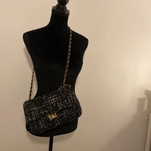 Chanel inspererad väska  - En gullig tweed väska som jag beställde från London runt 1000kr. Super goals chanel inspererad väska, rätt så bra from med tanke på att jag har haft väska i 4 år! Så bra kvalite!