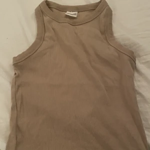 Beige Linne - Ett beige ribbat linne från stories/Ullared, storlek XS. Aldrig använt. 