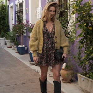 Zara klänning - Jättefin trendig klänning som ej finns att köpa längre! Passar jättebra till sommaren!   Köpare står för frakten!💓