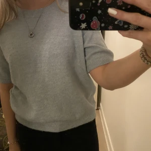 Stickad t-shirt - Stickad T-shirt ifrån h&m har använt få gånger den är i någon grön/blå färg.