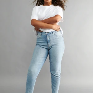 Mom jeans från gina - Sparsamt använda, storlek 38 men jag skulle säga att de passar 36 också Nypris 500kr.  !första bilden är lånad frän gina tricots hemsida! 