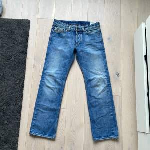 Blå Diesel-jeans köpta secondhand! För små för mig som är 175! Skulle passa perfekt för någon mellan 160-165 cm skulle jag tro🌸