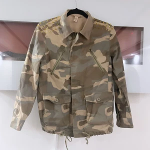 militär jacka  - militär jacka i jätte bra skick passar xs . s och även m går att justera . 