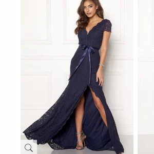 Balklänning bubbelroom - Den är använd en gång, den är i väldigt bra skick. Jag är 164 cm och den va perfekt, det går även att lägga ner den ytterligare 4 cm. Orginalpris 1300 kr  