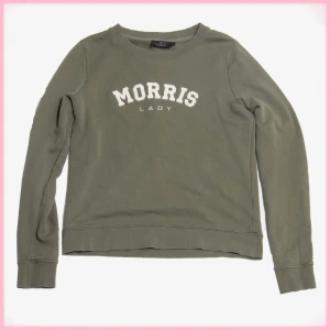 Grön Morris Hoddie - GRÖN MORRIS HOODIE STORLEK: S NYPRIS: 1000 kronor MÄRKE: Morris SKICK: Gott skick, liten skråma framtill på tröjan MÅTT: PTP:50 cm ARM:52 cm