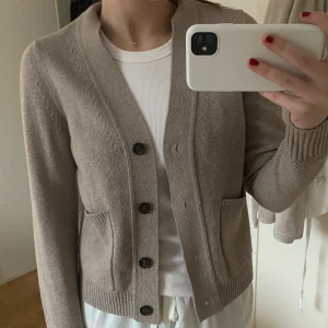 Arket kofta  - En stickad kofta från arket i ull! Jättefint skick då den knappt är använd, storlek xs men passar mig som har S 