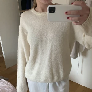 & other stories tröja - Stickad tröja från & other stories i en ullblandning. Knappt använd så i väldigt fint skick! 