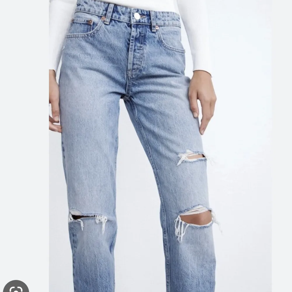 Blåa jeans med hål från Zara i storlek 36, pris 250kr. Farkut & Housut.