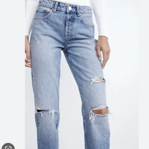 Zara jeans med hål  - Blåa jeans med hål från Zara i storlek 36, pris 250kr