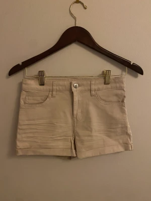 Beiga Jeansshorts - Beiga jeansshorts i stretchigt material.   Köpare står för frakt