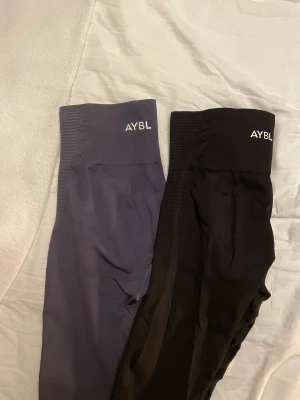 Gymtights - 2 st träningstights från AYBL i svart och en mörk blå färg båda i XS och använda väldigt få ggr så som nya, säljes för de är försmå för mig , säljer båda tillsammans för 350kr 