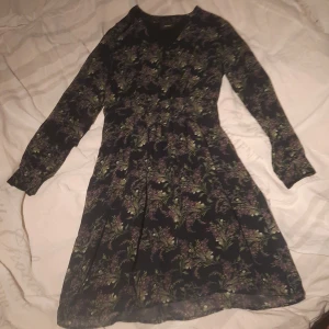 Blommig kläning - Otroligt osmikrande bild. Jätte söt och svensk somrig( aka grå och blommig). Men den sitter lite kostigt 