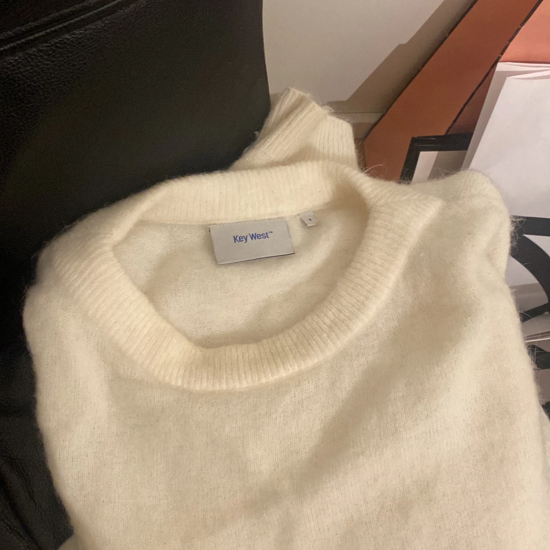 Stickad vit/beige tröja - 90