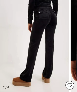 Juicy dress - Säljer nu mitt svarta juicy set som är sparsamt använd, ser ut som ny.