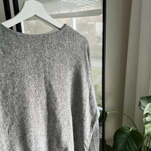 Tröja - Grå mjuk tröja ifrån H&M i storlek Xs. Tröjan är knappt använd och i gott skick