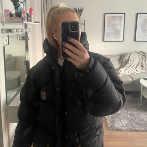 Fjällräven jacka!  - Fjällrävenjacka i den tjockare modellen.  Den är i bra skick i strl XXS men passar storlekar mellan XXS-S/M skulle jag säga beroende på hur man vill att den ska sitta. Det är en liten svart lagningslapp som sitter på insida armen så den syns inte! ❤️