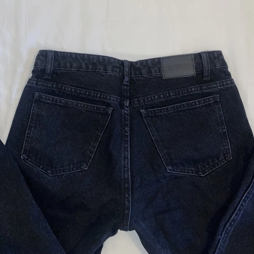 Säljer mina weekday low rise jeans, står storlek 26/30 skulle säga att de är storlek S. Dem är som nya💗 Använd köp nu💗. Jeans & Byxor.