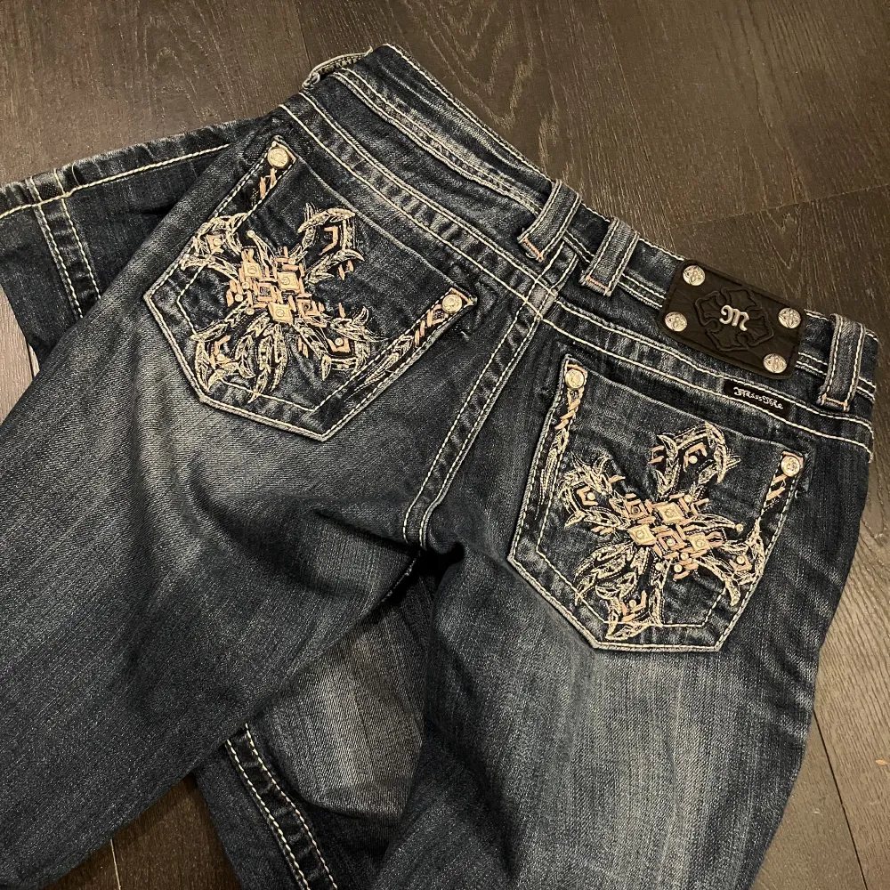Jätte fina miss me jeans knappt använda  Midjemåttet om jag mäter rakt över jeansen är 36,5cm❤️. Jeans & Byxor.
