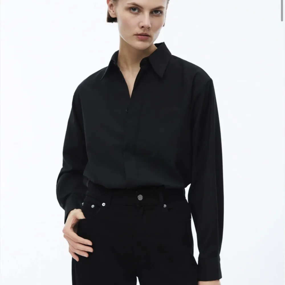 Ny och helt oanvänd svart skjorta med kontrasterande sömmar i kanten🖤  Stor i storleken (jag har vanligtvis 40-42 men köpte en i strl. 38) Womens size, men unisex-modell.  Nypris 1295kr 🔥. Skjortor.