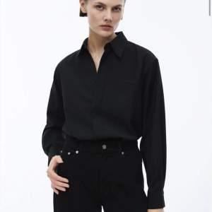 Ny och helt oanvänd svart skjorta med kontrasterande sömmar i kanten🖤  Stor i storleken (jag har vanligtvis 40-42 men köpte en i strl. 38) Womens size, men unisex-modell.  Nypris 1295kr 🔥