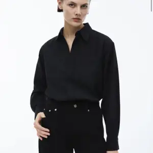 Ny och helt oanvänd svart skjorta med kontrasterande sömmar i kanten🖤  Stor i storleken (jag har vanligtvis 40-42 men köpte en i strl. 38) Womens size, men unisex-modell.  Nypris 1295kr 🔥