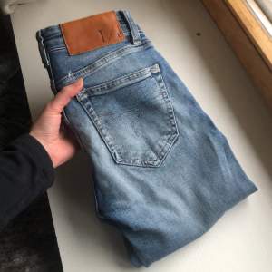 Ljusblå Tiger of Sweden jeans i storlek midja24/längd30. De är i fint skick och har inga direkta tecken på användning☺️ Modell: Slight