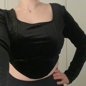 Svart sammetströja - Svart sammetströja från H&M🖤Snygg skurning , perfekt till fest! 
