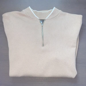 Kortärmad crewneck - Köpt på primark och använd 2 gånger då den inte riktigt passar mig. Köparen betalar frakten!