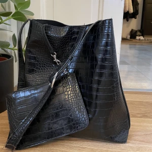 Svart väska - Svart väska från Åhléns. I bra skick och bara använd ett fåtal gånger🥰