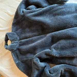 Fluffig zip up - Säljer den här såååå sköna tjocktröjan från uniqlo. Helt perfekt nu på vintern då den håller värmen väldigt bra. Köpt för en månad sedan men aldrig använd, så den är fortfarande lika fluffig som den var när den köptes. <3