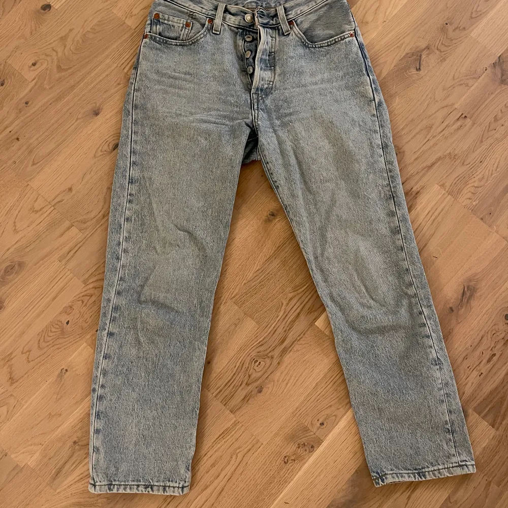 Ett par Levis jeans i fint skick i storleken: W25 L26 Nypris: 1199kr -skriv till mig vid funderingar, köparen står för frakten.. Jeans & Byxor.