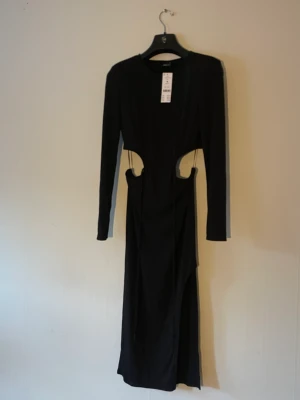 Långärmad käning - Otrolig klänning från Gina x Nina Sandbech. Jätte fin öppen rygg och cutouts i fram  