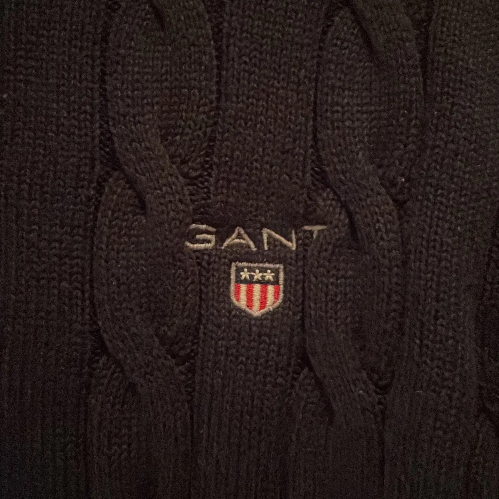 Säljer denna fina Gant tröja! Knappt använd och väldigt omhändertogs under användning Nyskick på den . Stickat.