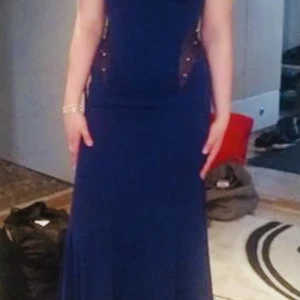 Mörk blå klänning  - Använd bara en gång. 