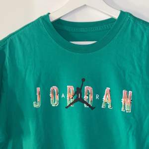 Grön T-shirt från Jordan AIR, storlek M. Standard fit och använd 1 gång. 