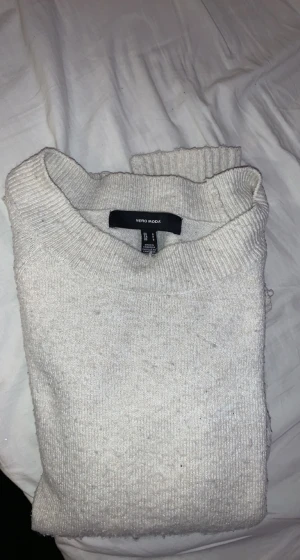 Tjocktröja  - Jätte mysig tjortröja från vero Moda, den är lite nopprig därav lite billigare pris men de är väldigt snygg ändå. Den är i storlek S men den är rätt stretchig. Frakt tillkommer, skriv för frågor<3