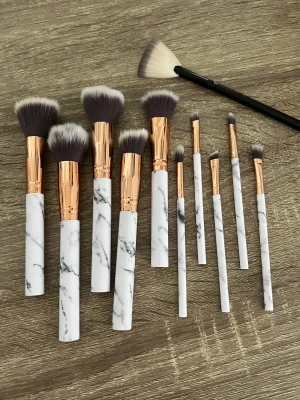 Sminkborstar  - Sminkborstar. Använda med tvättade. Säljer alla för 50kr + 45kr frakt (de är lite spretiga eftersom de är fuktiga)