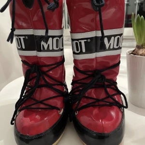 Säljer - Obs: LÅNAD BILD!  Någon som vill köpa mina moonbots? Strl 36-40 de är trasiga undertill kom privat för bilder ❗️❗️KÖPAREN BETALAR FRAKTEN❗️❗️