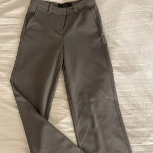 Kostymbyxor  - gråa sprillans nya kostymbyxor från veromoda i storlek xs 30. nypris 400:-, fraktkostnad 66:-